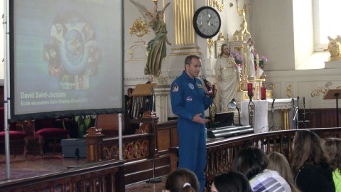 L?astronaute David Saint-Jacques rencontre les e?le?ves de l?e?cole secondaire de Saint-Charles