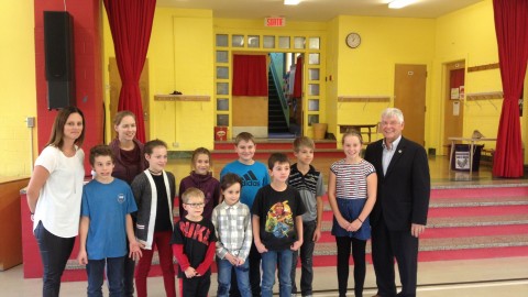 Norbert Morin assermente les députés du Parlement étudiants de l’École Saint-Thomas