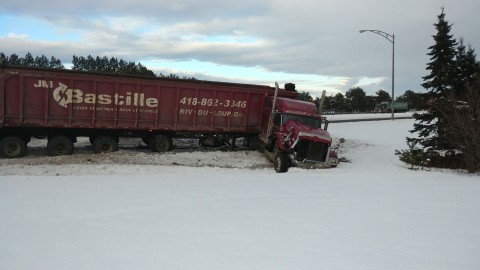 Collision entre deux 53 pieds à Cap-Saint-Ignace