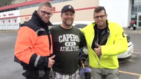 Les deux motocyclistes de retour de leur périple au Yukon