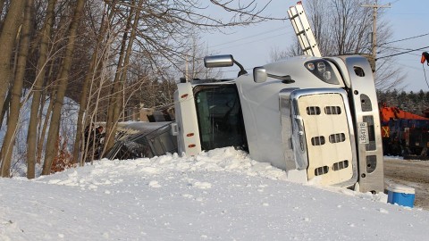 Un camion lourd évite un autobus scolaire à L’Islet et termine sa course dans un fossé