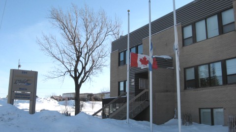 Les drapeaux des édifices du gouvernement du Québec mettent leurs drapeaux en berne pour une durée indéterminée