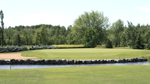 Le Golf Trois-Saumons propose plusieurs activités