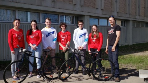 Tibo Bicyk supporte l’équipe de l’école secondaire Louis-Jacques Casault lors de La Course du Grand Défi Pierre Lavoie