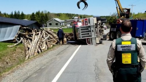 Un camion-remorque décharge accidentellement sa cargaison et écrase un garage à Saint-Adalbert