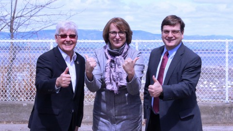 Norbert Morin applaudit l’entreprise Fonderie Poitras pour son engagement envers l’école Saint-François-Xavier