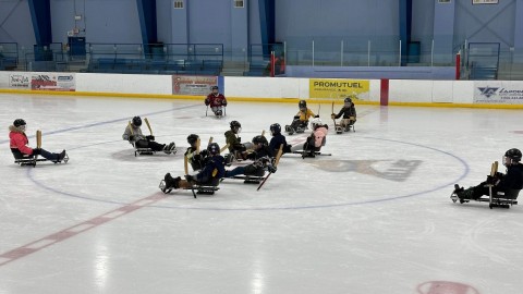 Une soixantaine de personnes découvrent le parahockey à Saint-Pamphile