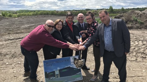 Une première pelletée de terre pour le motel industriel de Saint-Pamphile