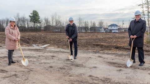 Marie-Eve Proulx et ses collègues donnent le coup d’envoi des travaux de construction de la maison des aînés et alternative de Lévis 