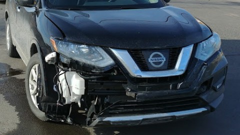 Collision entre deux véhicules à la sortie des Galeries Montmagny