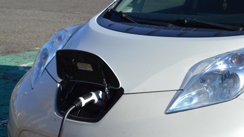 Voitures électriques : l’objectif de 2035 critiqué pour son coût élevé 