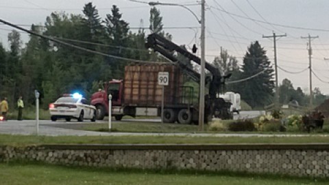 Un camionneur recule dans les fils à Saint-Raphaël