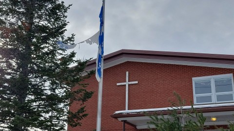 Des drapeaux en lambeaux flottent encore sur plusieurs écoles de la région