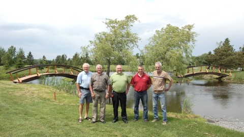 DEUX PONTS EMBELLISSENT LE GOLF TROIS-SAUMONS